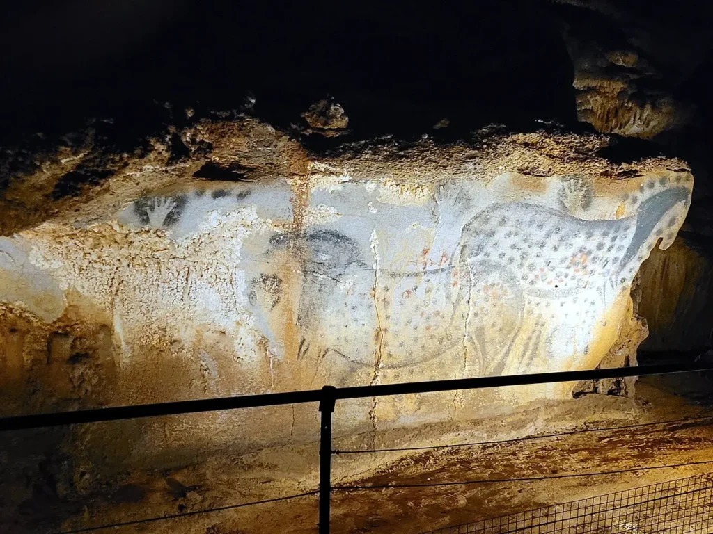Que visiter dans le Lot Chevaux ponctues de la grotte du Pech Merle